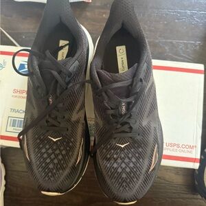 Hoka One One Clifton 9 Womens Size 10 Wide Running Shoes Sneakers Black Gold